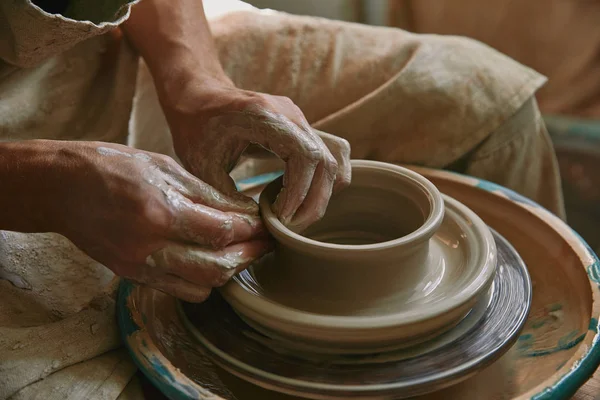 Erkek Usta Çanak Atölyesi Direksiyonda Potters Üzerinde Kısmi Görünümü — Stok fotoğraf