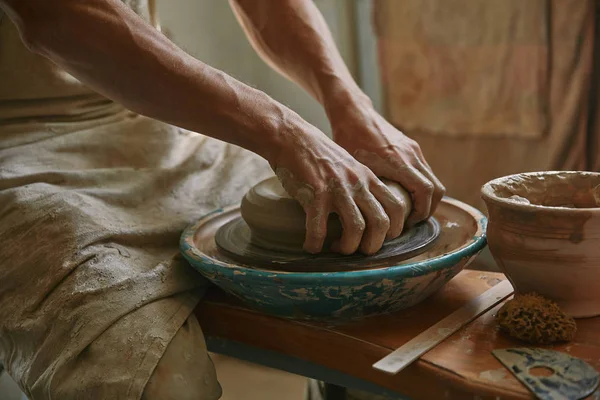 Imagem Recortada Artesão Masculino Trabalhando Roda Oleiros Estúdio Cerâmica — Fotografia de Stock