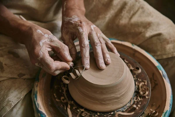 ワーク ショップでの粘土ポットを飾るプロの陶工のクローズ アップ表示 — ストック写真