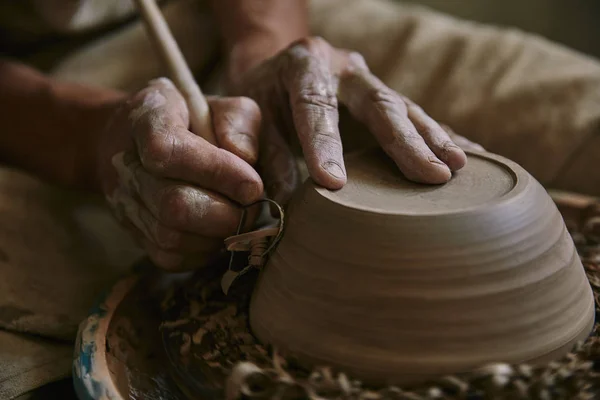 Selective Focus Professional Potter Decorating Clay Pot Workshop — Stock Photo, Image