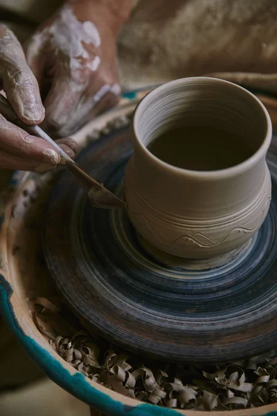 Bijgesneden Afbeelding Van Professionele Potter Klei Pot Workshop Decoreren — Stockfoto