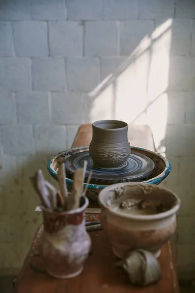 Focalizarea Selectivă Oalei Lut Roata Ceramicii Atelier — Fotografie, imagine de stoc