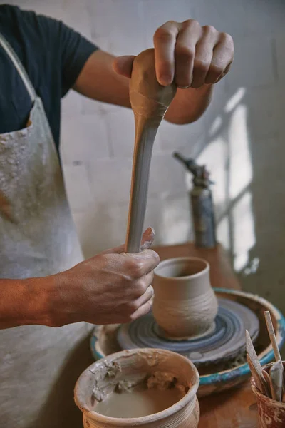 Bijgesneden Afbeelding Van Professionele Potter Schort Werken Met Klei Bij — Stockfoto