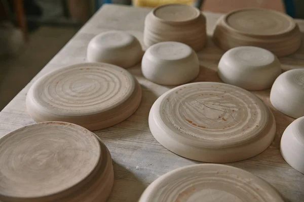 Close View Plates Table Pottery Studio — Free Stock Photo