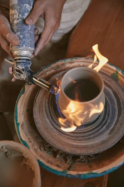 Erkek Potter Çanak Atölyesi Toprak Kap Ateş Resim Kırpılmış — Stok fotoğraf