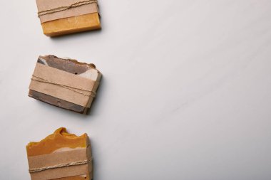 çeşitli el yapımı sabun adet satır üstten görünüm beyaz mermer yüzeyi
