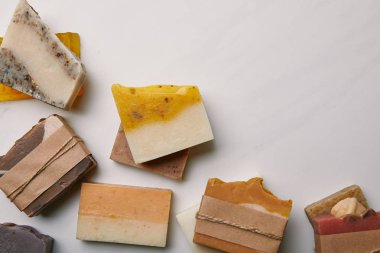 beyaz mermer yüzey üzerinde çeşitli el yapımı sabun adet üstten görünüm