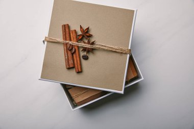 beyaz mermer yüzeyi içinde el yapımı sabun ile dekore edilmiş kutusunun üstten görünüm