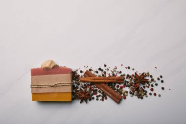 üstten görünüm anason, kahve çekirdekleri ve tarçın ile el yapımı sabun beyaz mermer yüzey üzerinde sopa