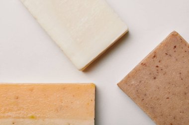 beyaz mermer yüzey üzerinde çeşitli el yapımı sabun üstten görünüm