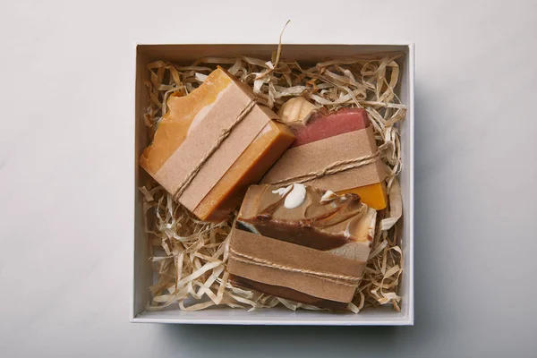 Pohled Shora Box Soap Uvnitř Bílé Mramorové Stolní — Stock fotografie