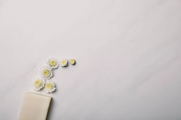 Seifenstück Mit Gänseblümchen Auf Weißem Marmor — Stockfoto