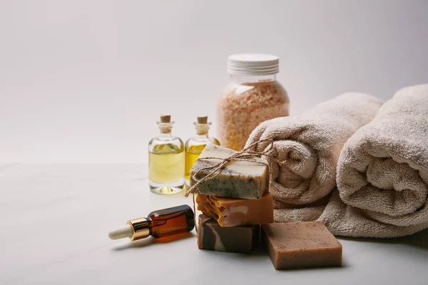 Sapone Fatto Mano Con Diversi Materiali Massaggi Superficie Marmo Bianco — Foto Stock