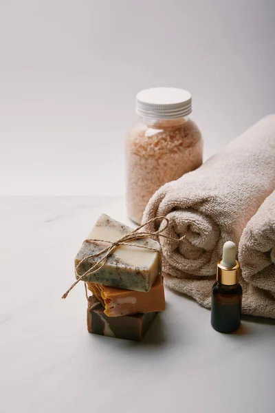 Yapımı Sabun Masaj Malzemeleri Beyaz Mermer Yüzeyi Ile Yakın Çekim — Stok fotoğraf