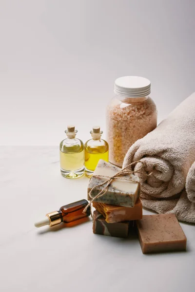 Sapone Fatto Mano Con Vari Materiali Massaggi Superficie Marmo Bianco — Foto Stock