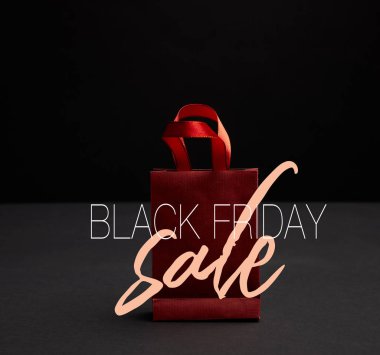 siyah Cuma satış ile siyah zemin üzerinde kırmızı Kağıt alışveriş çantası görünümünü kapat