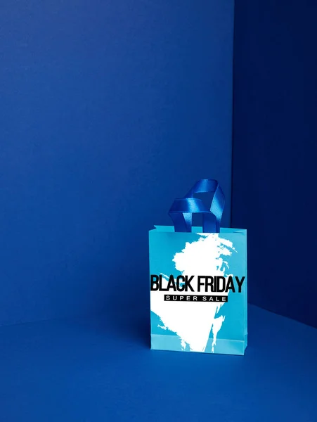 Cerrar Vista Bolsa Compras Papel Sobre Fondo Azul Con Negro — Foto de stock gratis