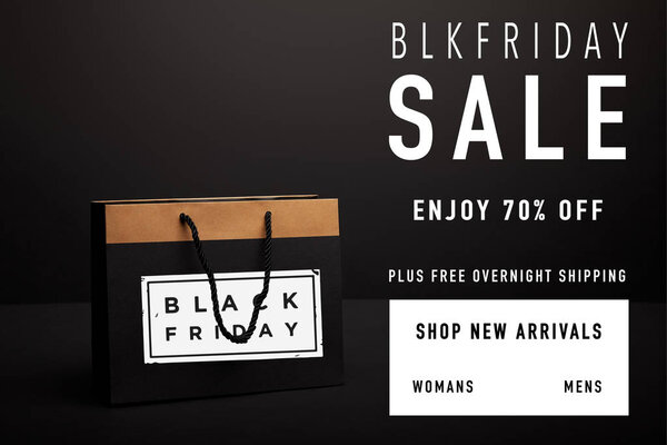 закрытый вид бумажной сумки с распродажей в черную пятницу
