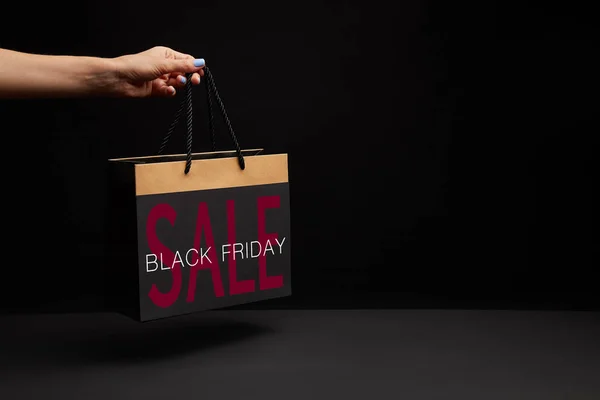 Vista Parziale Della Donna Possesso Shopping Bag Nero Con Vendita — Foto Stock