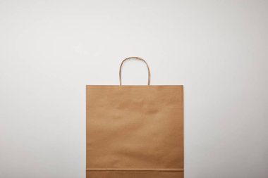 düz lay gıda teslim kağıt torba beyaz yüzey, minimalist kavramı ile 