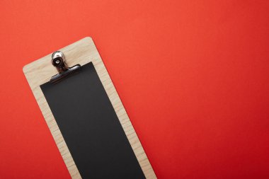 düz lay siyah menüsünde boş kırmızı yüzey, minimalist kavramı ile