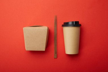 çubuklarla yat, kutu ve tek kullanımlık bardak kahve kırmızı yüzey, minimalist kavramı şehriye 