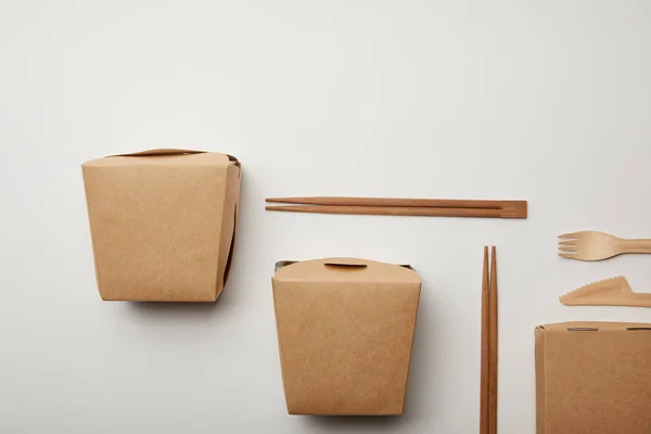 Erhöhter Blick Auf Arrangierte Wok Boxen Essstäbchen Und Einwegmesser Mit — kostenloses Stockfoto
