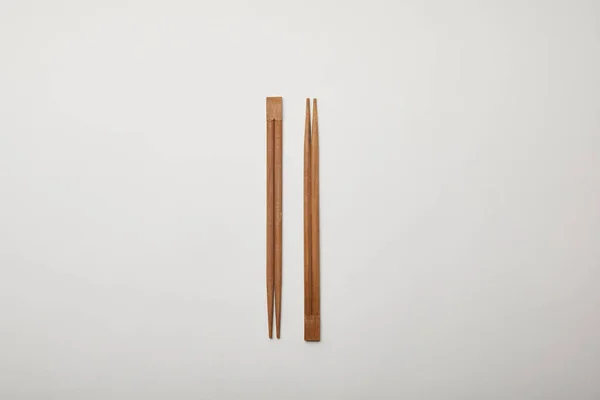Görücü Usulü Yemek Çubukları Üstten Görünüm Beyaz Yüzey Minimalist Kavramı — Stok fotoğraf