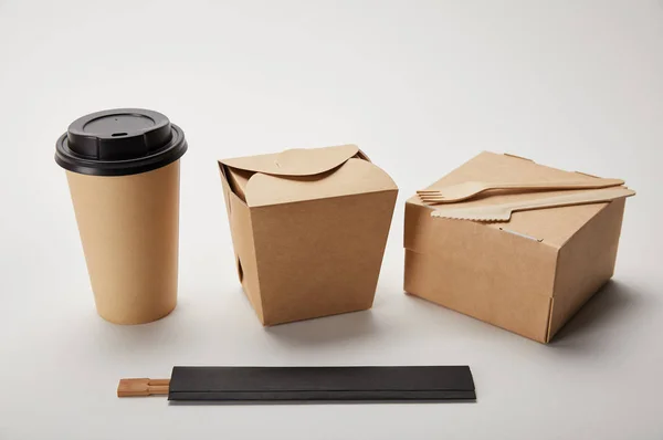 白い紙のコーヒー カップ 食品の箱 箸のビューをクローズ アップ — ストック写真