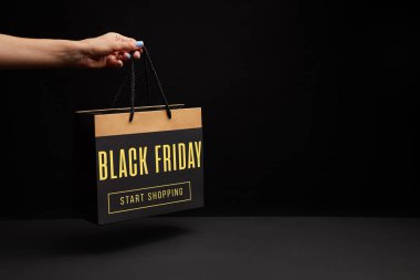 siyah alışveriş çantası tutan kadın kısmi görünümünü siyah Cuma satışı - alışverişe başlayın