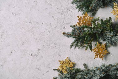 gri duvar odadaki asılı kar taneleri ile el yapımı Noel ağacının kırpılmış görüntü