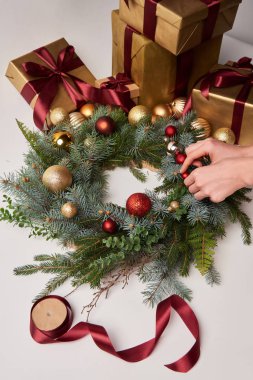 Noel topları beyaz izole köknar çelenk koyarak kadın kırpılmış görüntü