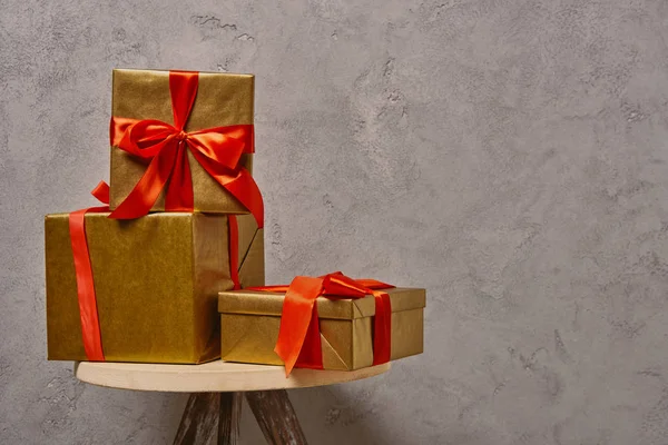 Cajas Regalo Navidad Oro Silla Cerca Pared Gris Habitación — Foto de stock gratis