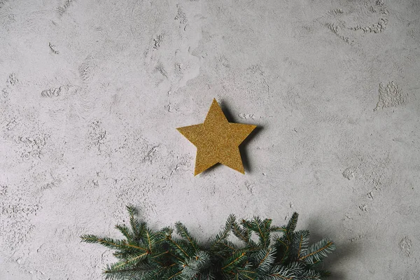 Estrella Oro Navidad Colgando Pared Gris Por Encima Del Árbol — Foto de Stock