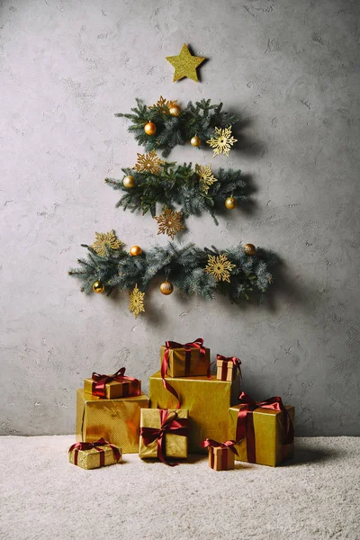 Árbol Navidad Hecho Mano Estrella Colgando Pared Gris Cajas Regalo — Foto de Stock