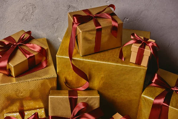 Nahaufnahme Von Goldenen Weihnachtsgeschenkboxen Auf Stapel Zimmer — Stockfoto