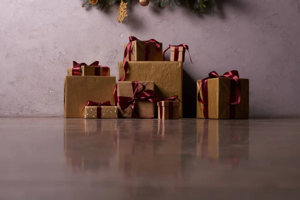 Рівень Поверхні Різдвяних Подарункових Коробок Підлозі Під Ялинкою Кімнаті — стокове фото