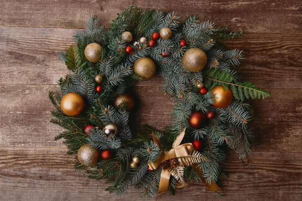 Noel Köknar Çelenk Baubles Ile Üstten Görünüm Ahşap Tablo — Stok fotoğraf