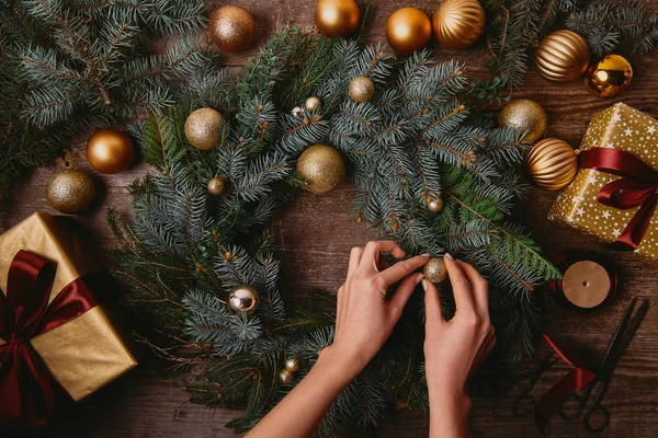 Imagen Recortada Mujer Haciendo Decoración Navidad Mesa Madera — Foto de Stock