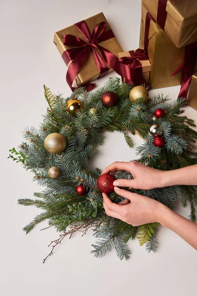 Abgeschnittenes Bild Von Mädchen Die Handgefertigte Dekoration Von Weihnachtstanne Kranz — kostenloses Stockfoto