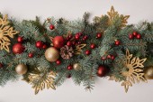 felülnézete a színes karácsonyi dekoráció elszigetelt fehér fenyő gallyak