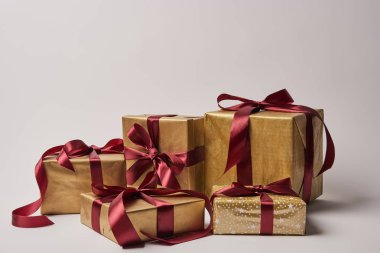 Bordo şeritler üzerinde beyaz izole Noel hediyeleri