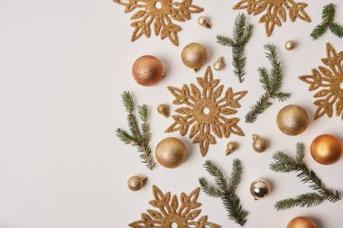 Noel kar taneleri, baubles ve köknar dallar üzerinde beyaz izole üstten görünüm