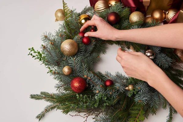 Imagem Cortada Mulher Decorando Grinalda Abeto Natal Isolado Branco — Fotografia de Stock Grátis