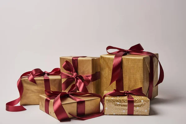 Рождественские Подарки Бордовыми Лентами Изолированными Белом — стоковое фото