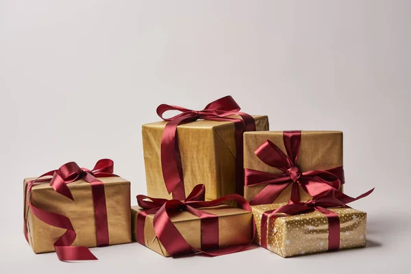 Christmas Gift Boxes Burgundy Ribbons Isolated White — Stock Photo, Image