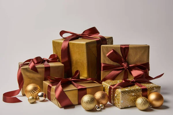 Scatole Regalo Natale Oro Con Nastri Bordeaux Bagattelle Isolate Bianco — Foto Stock