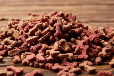 ahşap masa üstünde köpek yiyecek yığını seçici odak 