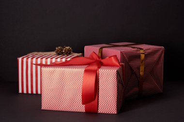 siyah yüzey, siyah Cuma konsepti üzerine yalan sarılmış hediye kutuları