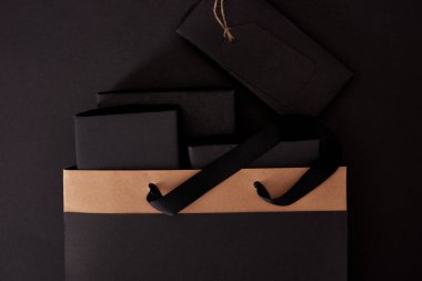 siyah yüzey, siyah Cuma kavramı üzerinde alışveriş çantası içinde black box üstten görünüm